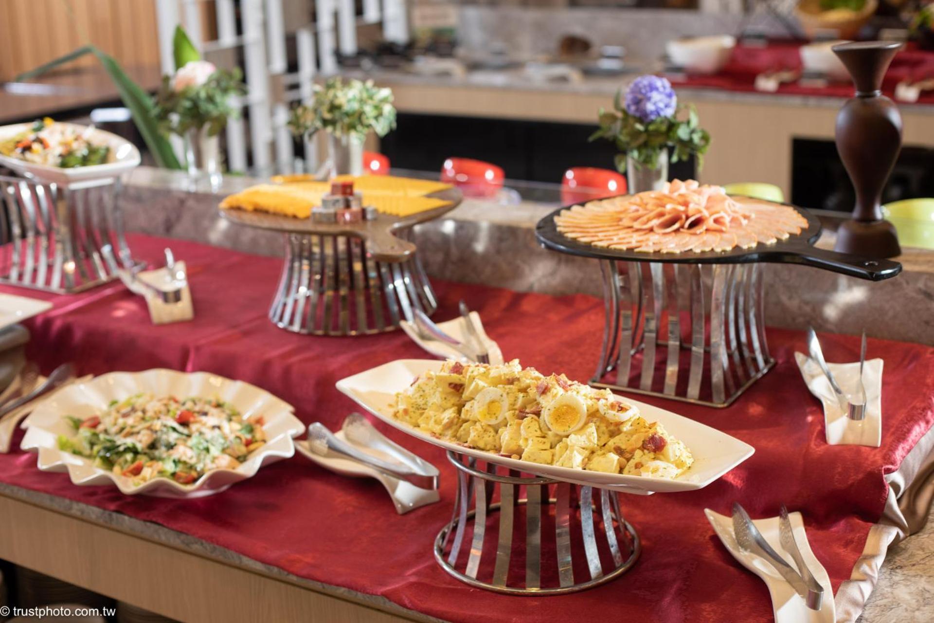 Grand Bay Resort Hotel Hengchun Old Town Zewnętrze zdjęcie A buffet at a hotel