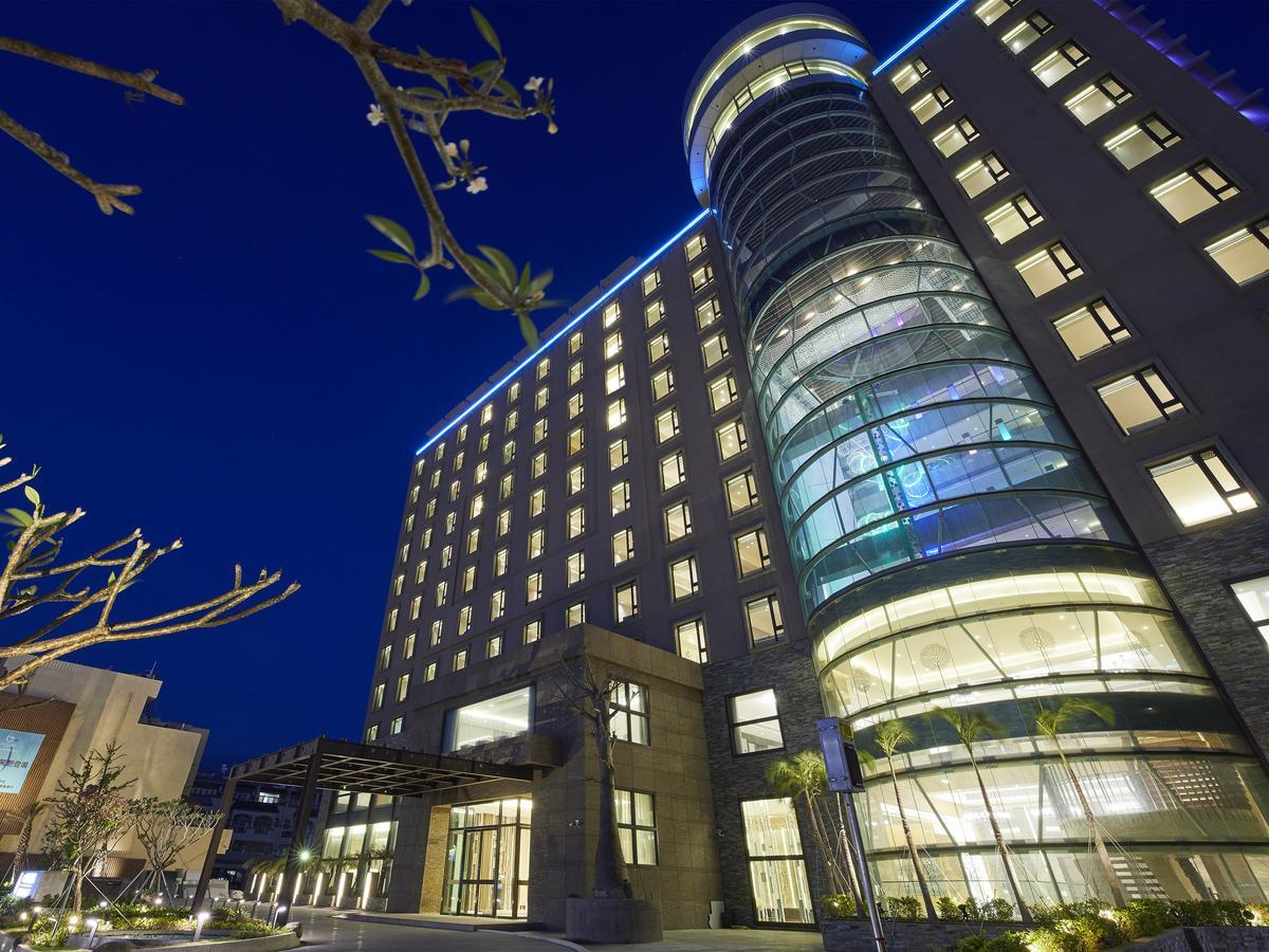 Grand Bay Resort Hotel Hengchun Old Town Zewnętrze zdjęcie The hotel at night