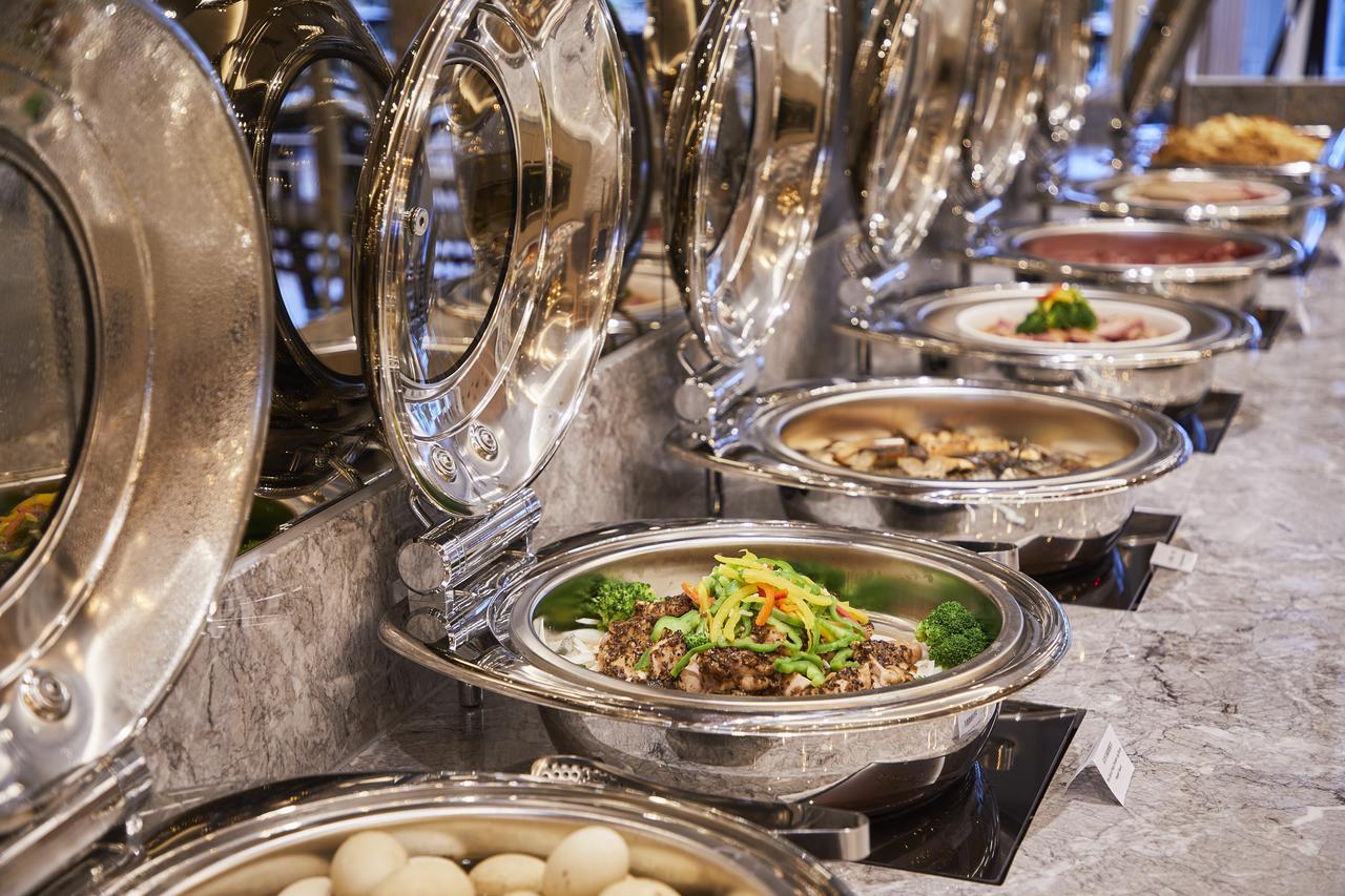 Grand Bay Resort Hotel Hengchun Old Town Zewnętrze zdjęcie A selection of chafing dishes